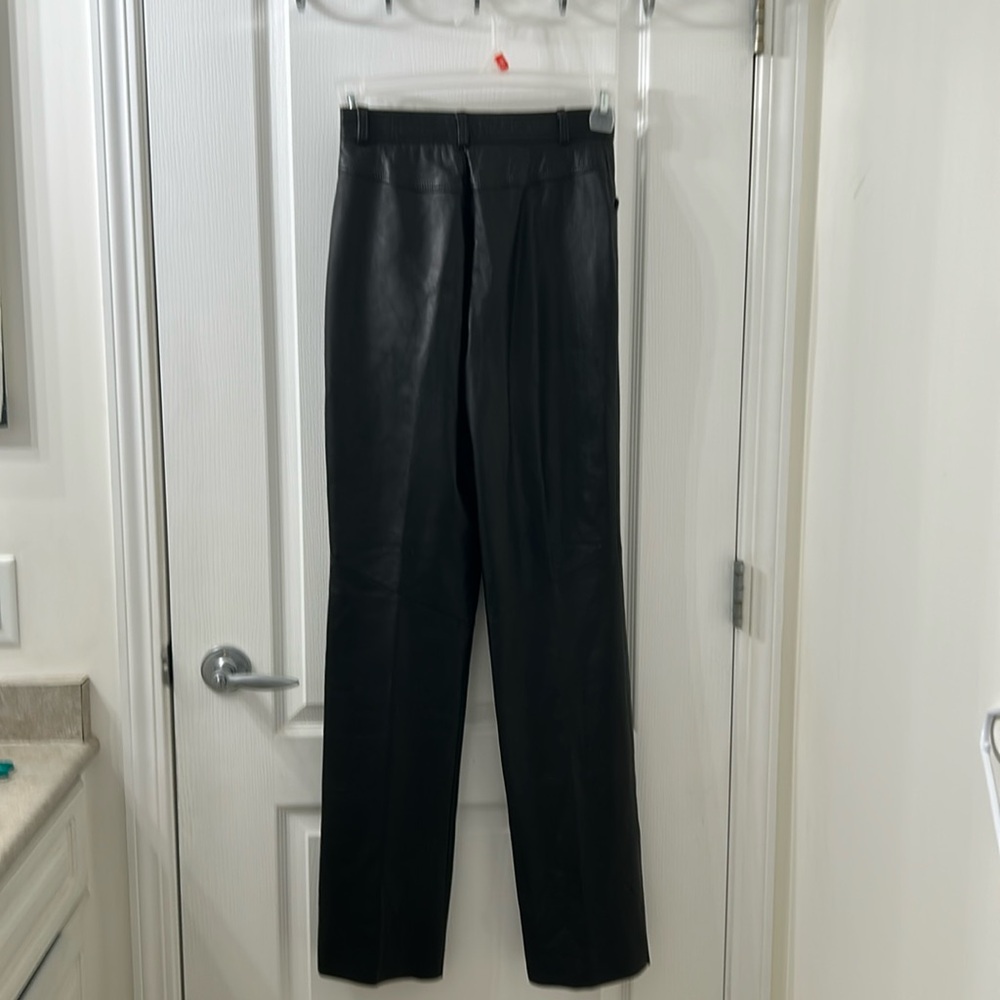 Danier Black Leather Pants/Jeans
US 8
High waisted
Straight Leg